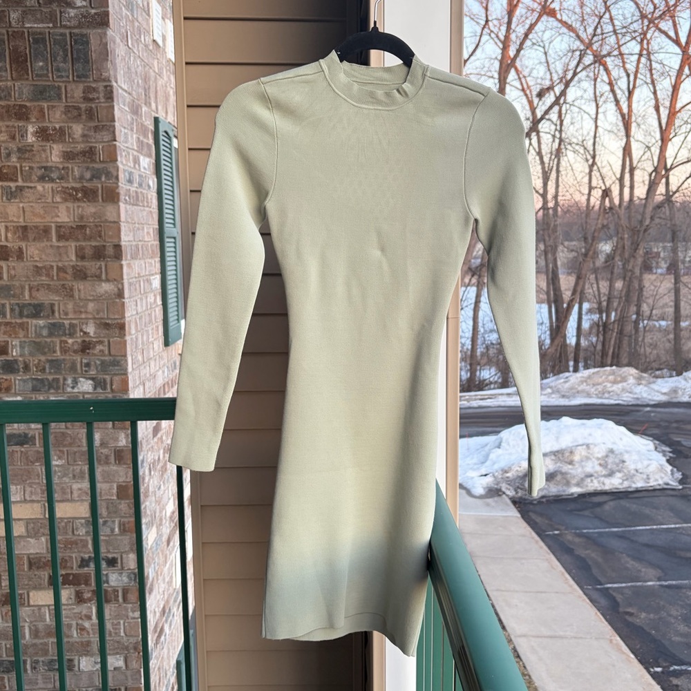 🆕 🌿 Alice + Olivia Classics Sage Open Back Knit Dress XS Casual Party Modern - Picture 3 of 17